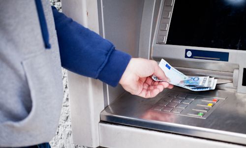 Únia chystá zákaz hotovosti. Banky a štát budú mať nad nami absolútnu kontrolu